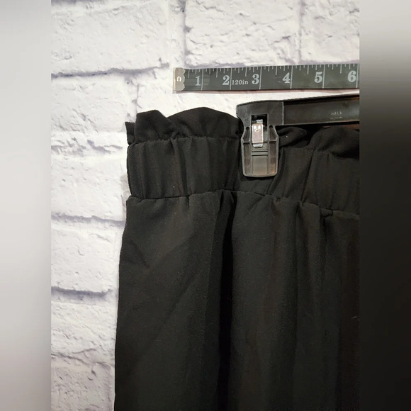 Make Me Chic black shorts with ruffle waist and scalloped hem Size 4X NEW - Picture 3 of 5